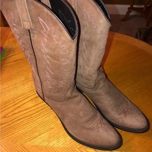Women’s size 11 brown cowgirl boots. LOTS of life left!!! 👢